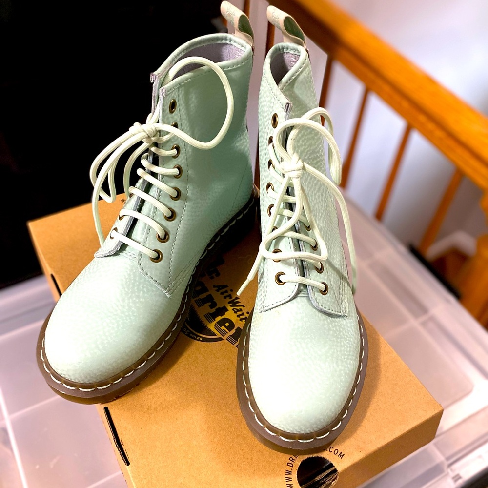 RARE MINT Dr Martens 8-eye Boots